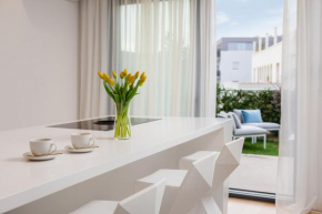 Enjoyer - Seafront apartment with PRIVATE Heated POOL